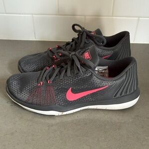 Nike Men's Black and Pink Athletic Shoes